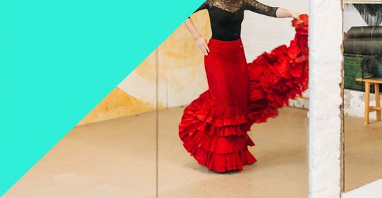 Im Spiegel eines Tanzstudios spiegelt sich eine Frau in rotem Flamenco-Rock und schwarzem Oberteil in Tanzpose, links oben ein Dreieck in Türkis für ein Audio mit Länge 31-44 Min.