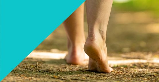 Eine Person läuft barfuß über einen Waldweg, es sind nur die Füße, Fußgelenke und ein Teil der Waden zu sehen, links oben ist ein dunkeltürkises Dreieck als Kennzeichen für ein Audio von 45-65 Minuten Länge