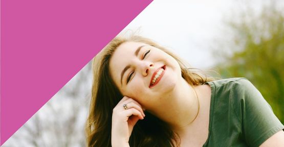 Frau stützt lachend ihren Kopf die rechte Hand und ist nach rechts geneigt, die linke obere Ecke ist Dunkeltürkis und zeigt die Länge 15-30 Minuten an