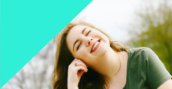 Frau stützt lachend ihren Kopf die rechte Hand und ist nach rechts geneigt, die linke obere Ecke ist Türkis für ein Audio mit 26-45 Min. Länge