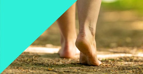 Eine Person läuft barfuß über einen Waldweg, es sind nur die Füße, Fußgelenke und ein Teil der Waden zu sehen, links oben ist ein dunkeltürkises Dreieck als Kennzeichen für ein Audio von 31-45 Minuten Länge