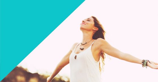 Frau vor Himmel hat die Arme ausgebreitet und hält Lächeln ihr Gesicht in die Sonne, links oben ein hellblaues Eck für 45-65 Minuten Audio-Länge