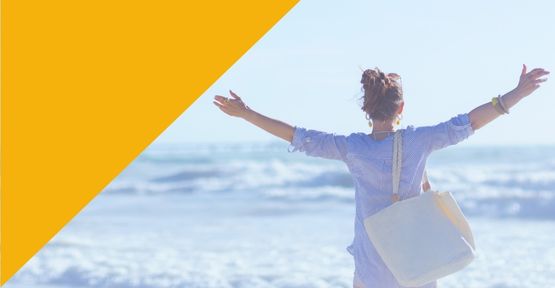 Ansicht einer Frau von hinten am Strand vor dem Meer, sie trägt sommerliche Kleidung und hat die Arme weit ausgebreitet und erhoben, die linke obere Ecke ist gelb als Kennzeichen für einen InBewegung Online Workshop (45-60 Min. Länge)