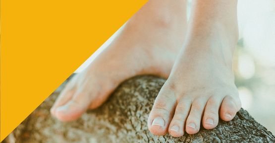 Es sind die nackten Füße einer Person zu sehen, die auf einem Baumstamm steht. Links oben ein gelbes Dreieck für einen InBewegung Live Workshop und die Audiolänge 30-50 Min.